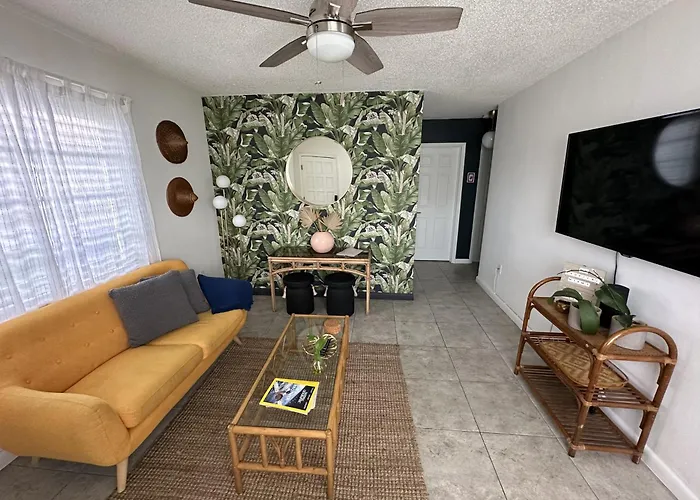 Miami\'S Cozy Tropical Getaway
